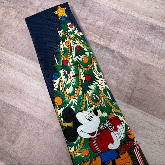 Vintage Disney Mickey Mouse and Goofy Christmas Neck Tie / Disney Mickey Unlmtd. - Picture 7 of 10